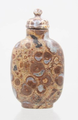 Auktion 375<br>Kleine Schnupftabakflasche aus chinesischem braunem Puddingstein, älter, ca. H-7cm [1]