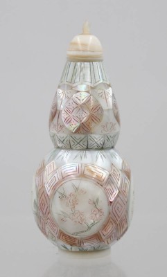 Auktion 375<br>Schnupftabaksflasche, Doppelkürbis-Form, Perlmutt, China, älter, ca. H-7,5cm [1]