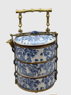 Auktion 375<br>3 teilige Tiffin Box,  China, Porzellan mit Bronzemontur, 20.Jhd. H-30 cm, D-17 cm [1]