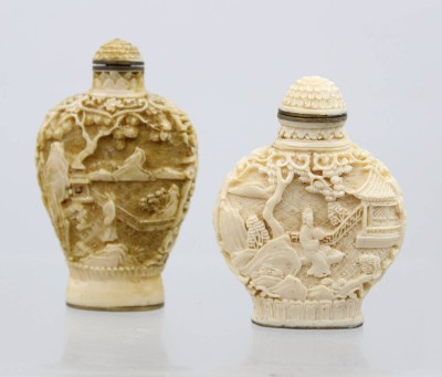 Auktion 375<br>2x  Schnupftabakflaschen nach antiken Vorbildern, Kunstharz, je gemarkt, ca. H-6,5 u. 7,5cm [1]