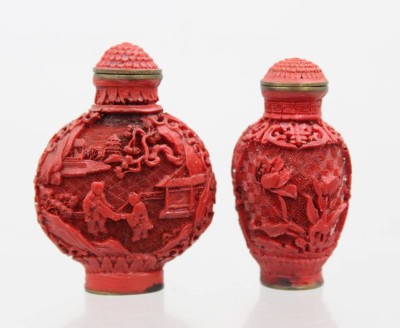 Auktion 375<br>zwei geschnitzte chinesische Schnupftabakfläschchen, Rotlack, je gemarkt, ca. H-6,5cm [1]