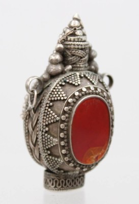 Auktion 375<br>Schnupftabakfläschchen,  Afghanistan, Silber gepr., ca. 34 gr., Karneoleinlagen, 1 Stein beschädigt, kl. Element an Deckel lose aber anbei, ca. H-5,5cm, [1]
