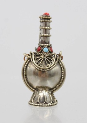 Auktion 375<br>filigrane, tibetische Schnupftabakflasche als Schmuckanhänger aus Metall, Farbsteinbesatz, ca. H-4,5cm [1]