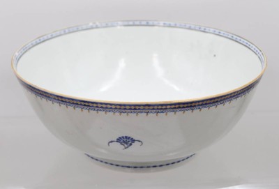 Auktion 375<br>gr. antike chinesische Export-Porzellanschale, wohl 18./19. Jhd., ca. H-12cm D-29,5cm, div. Chips [1]