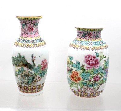 Auktion 375<br>Paar chinesischer Famille-Rose-Porzellanvasen, gemarkt, 20. Jhd., ca. H-18cm u. 20,5cm [1]