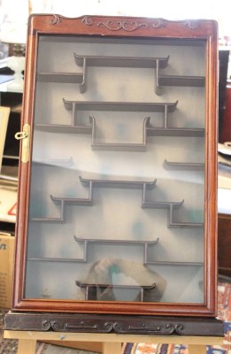 Auktion 375<br>Große asiatische Wandvitrine, Mitte 20. Jh., Holz, 82,5 x 51cm T-10,5cm [1]