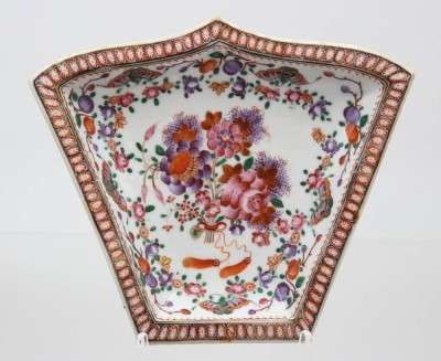 Auktion 375<br>Teetisch-Schale, China, wohl 19. Jhd., florale Bemalung, ca. H-2,6cm, 15 x 17,5cm [1]