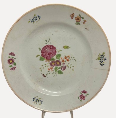 Auktion 375<br>Teller, China, um 1800, Blumenmalerei, Rand mit Altriss, D-23 cm [1]