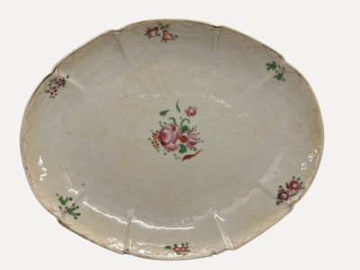 Auktion 375<br>antike, ovale Servierplatte aus Porzellan  aus dem 18. Jahrhundert (vermutlich aus der Qianlong-Zeit der chinesischen Exportporzellan-Manufakturen), H-3 cm, 22x18 cm [1]