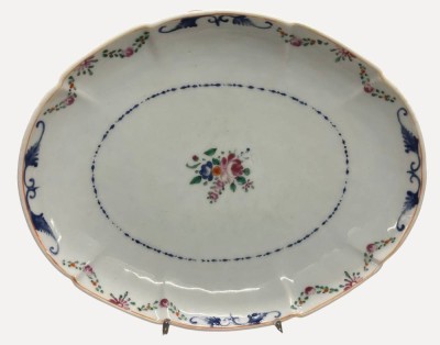 Auktion 375<br>antike chinesische Porzellan-Servierplatte (Kompaniporslin) aus der Qianlong-Zeit (1736-1795).  H-3 cm, 23x18 cm [1]