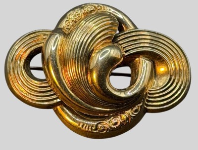 Auktion 375<br>Biedermeier-Brosche, Gold um 14 Kt (Säuretest), 4,5x3,3 cm, Namens-Punktgravur und datiert 1862, 5,84 gr., gut erhalten [1]