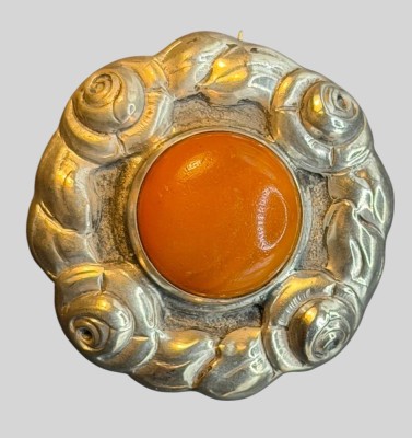 Auktion 375<br>Silberbosche mit runden Butterscotch Bernstein, Rosenmuster, S-835-, 2 Hersteller Punzen, D-4 cm, 12,53 gr [1]