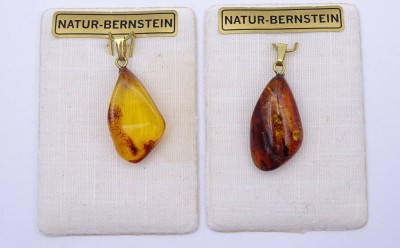 Auktion 375<br>2 Naturbernsteinanhänger, neu auf Display, L. ca. 3 cm [1]