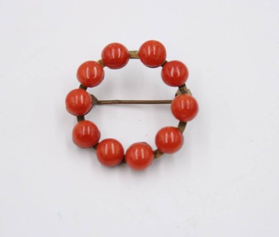 Auktion 375<br>runde Brosche, Koralle, älter, ca. D-2,5cm [1]