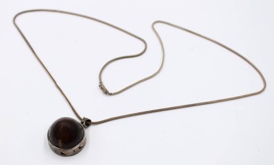 Auktion 375<br>Bernsteinanhänger in 925er Silberfassung an 835er Silberkette, zus. ca. 31,2gr., Kette L-68cm Anh. L-2,5cm T-2,5cm [1]