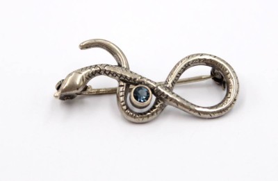 Auktion 375<br>925er Silber-Brosche, Schnalge, blauer Stein, älter, 2,9gr., L-3,2cm [1]