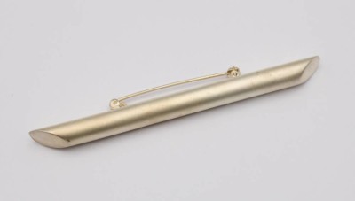 Auktion 375<br>Design-Brosche, Silber (gepr.),  11,1gr., undeutl. Punzierung, L-9cm [1]