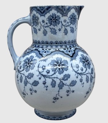 Auktion 375<br>gr. Krug, Sarreguemines (Utzschneider & Cie)   Dekor-Modell „Malines“.  H-28 cm, um 1900 [1]