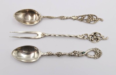 Auktion 375<br>3tlg Silberkonvolut, 2x Mokkalöffel und ein kl. Vorlegegabel, 28gr., L-12cm [1]