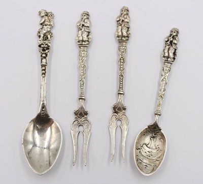 Auktion 375<br>2x kl. Zierlöffel sowie 2 kl. Vorlegegabeln, älter, 800er Silber, 34,3gr., ca. L-10cm [1]