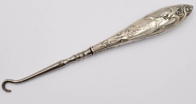 Auktion 375<br>antiker Knopfzieher, um 1900, Silbergriff, Ziermonogramm, L-12cm [1]