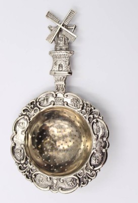 Auktion 375<br>figürliches Teesieb, Mühle, versilbert, 1x Druckstelle, L-13cm [1]