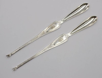 Auktion 375<br>Paar Hummergabeln, Silber gepr., um 1900, Ziermonogramm, 53,2gr., L-19,5cm [1]