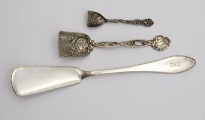 Auktion 375<br>3x div. Vorlegeteile/Zierobjekte, 2x Silber 800 (44,7gr.), kleinster Löffel Apacca, ca. L-15,5cm [1]