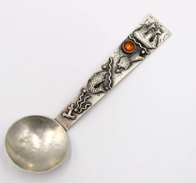 Auktion 375<br>835er Silber-Zierlöffel, Georg Kramer, mit Bernstein, ca. L-11,7cm [1]