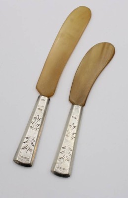 Auktion 375<br>Buttermesser und Messer, Art-Déco, 835er Silber und Horn, ca. L-17cm [1]