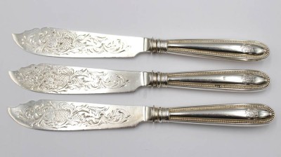 Auktion 375<br>3x Fischmesser um 1900, 800er Silber, Silberwarenhaus August Timm, Perlrand, Klingen ziseliert, Ziermonogramm, 129,6gr., Altersspuren, ca. L-21cm [1]