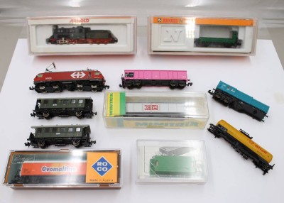 Auktion 375<br>Konvolut Spur N Eisenbahn, meist Arnold u. Roco, 2 Lokomotiven und 8 Waggons, Funktion nicht geprüft [1]