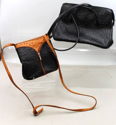 Auktion 375<br>2x div. Damenhandtaschen, Leder in Straussenlederoptik, ca. 19 x 21cm und 20,5 x 32cm [1]