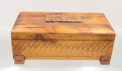 Auktion 375<br>Holzkasten, wohl um 1920, ca. H-9cm B-25cm T-13cm [1]