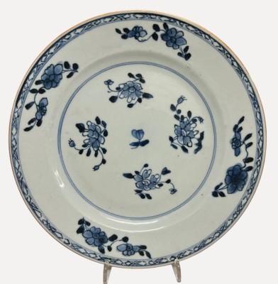 Auktion 375<br>Teller mit  feinen blau-weißen Blumenmuster aus dem 18. Jahrhundert (Qing-Dynastie, Qianlong-Periode), D-23 cm [1]