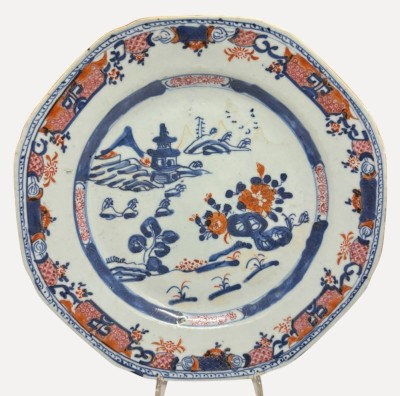 Auktion 375<br>antiker, achteckiger chinesischenr Imari-Exportporzellanteller aus dem 18. Jahrhundert.    D-23 cm, minimale Abplatzer am Rand [1]