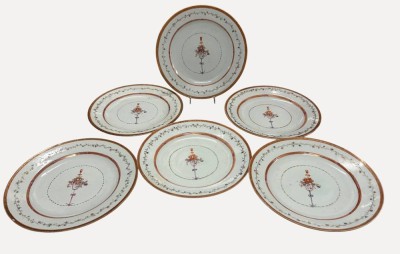 Auktion 375<br>6x Chinesischer Export-Porzellanteller aus dem 18. Jahrhundert, handbemalt mit Blumenkorbmotiv,D- 23 cm, einige minim. Rand-Ablatzer [1]