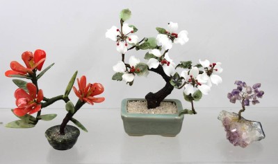 Auktion 375<br>2x Jade-Bäume sowie 1x Amethyst, ca. H-9,5 bis 18cm [1]