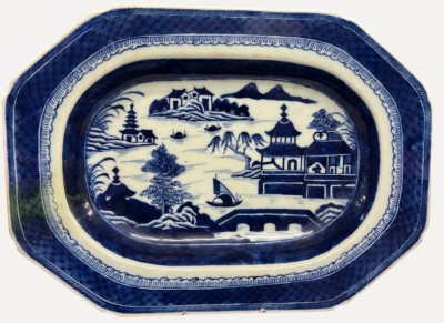 Auktion 375<br>Chinesische Porzellanplatte, verziert mit Landschaften und Pagoden, Qianlong-Periode 18.Jahrhundert, achteckig, ca. 33x24 cm, H-6cm [1]