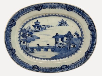Auktion 375<br>ovales Serviertablett mit einer Unterglasurblau-Flusslandschaft,   chinesisches Exportporzellan aus der Qing-Dynastie ( Qianlong- oder Jiaqing-Zeit im 18. bis frühen 19. Jahrhundert)  30x24 cm [1]