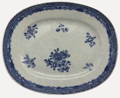 Auktion 375<br>ovale Servierplatte aus chinesischem Exportporzellan mit blauem Unterglasurdekor aus dem 18. Jahrhundert (Qianlong-Periode), ca. 30x24 cm, Rand mit kl. Abplatzer [1]