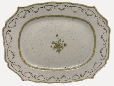 Auktion 375<br>Platte mit grünen floralen Dekor, wohl China? 34x26 cm, Randunterseite kl. Abplatzer [1]