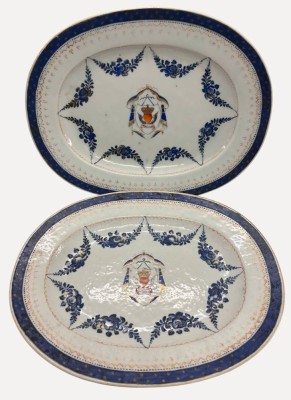 Auktion 375<br>2x ovale chinesische Exportporzellan-Servierplatten mit Wappenverzierung aus dem späten 18. Jahrhundert.  25x16,5 cm, beide gut erhalten [1]