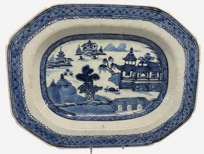 Auktion 375<br>grosse antike chines. Kanton Platte, blau/weiss, 8-eckig, wohl 19.Jhd? 36x29 cm [1]
