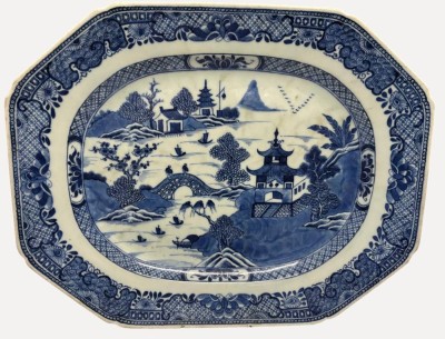 Auktion 375<br>grosse antike chines. Kanton Platte, blau/weiss, 8-eckig, wohl 19.Jhd? 36x29 cm [1]
