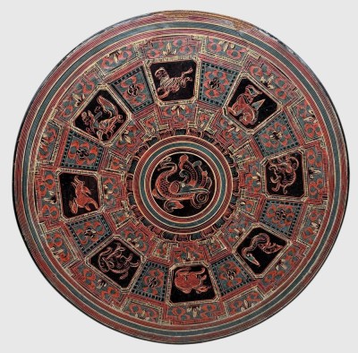Auktion 375<br>Lack-Dose mit Kabarette, wohl Burma, 19.Jhd. mit Tierkreiszeichen, Rand mit Abplatzer, innen 7 kl. Schälchen, wohl für betelnüsse oder ähnlichem, H-5 cm, D-25,5 cm [1]