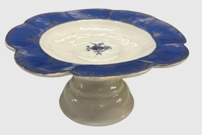 Auktion 375<br>kl. Tafelaufsatz, China, blauer Rand mit Gold, mittig  Blumen, wohl 18.Jhd., H-9 cm, D-17 cm [1]