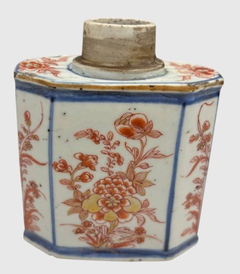 Auktion 375<br>Das abgebildete Objekt ist eine antike chinesische Teedose aus Exportporzellan im Imari-Stil aus der Qing-Dynastie.  Altersspuren, H-11 cm, B-9,5 cm [1]
