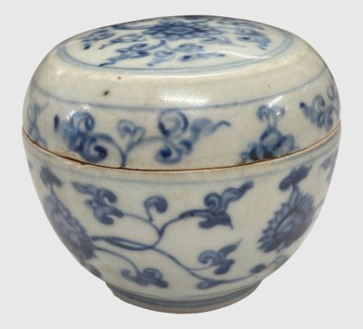 Auktion 375<br>blau-weiße Porzellandose mit Deckel, , China, seitl. Altriss, H-7 cm, D-8 cm [1]