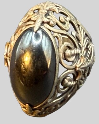 Auktion 375<br>filigraner Silberring mit einem ovalen, dunklen Uralit Cabochon-Stein,und kunstvollen, durchbrochenen Ornamenten an den Ringschulter,wohl Russland, 19. Jhd?  RG 59, 13,53 gr. [1]